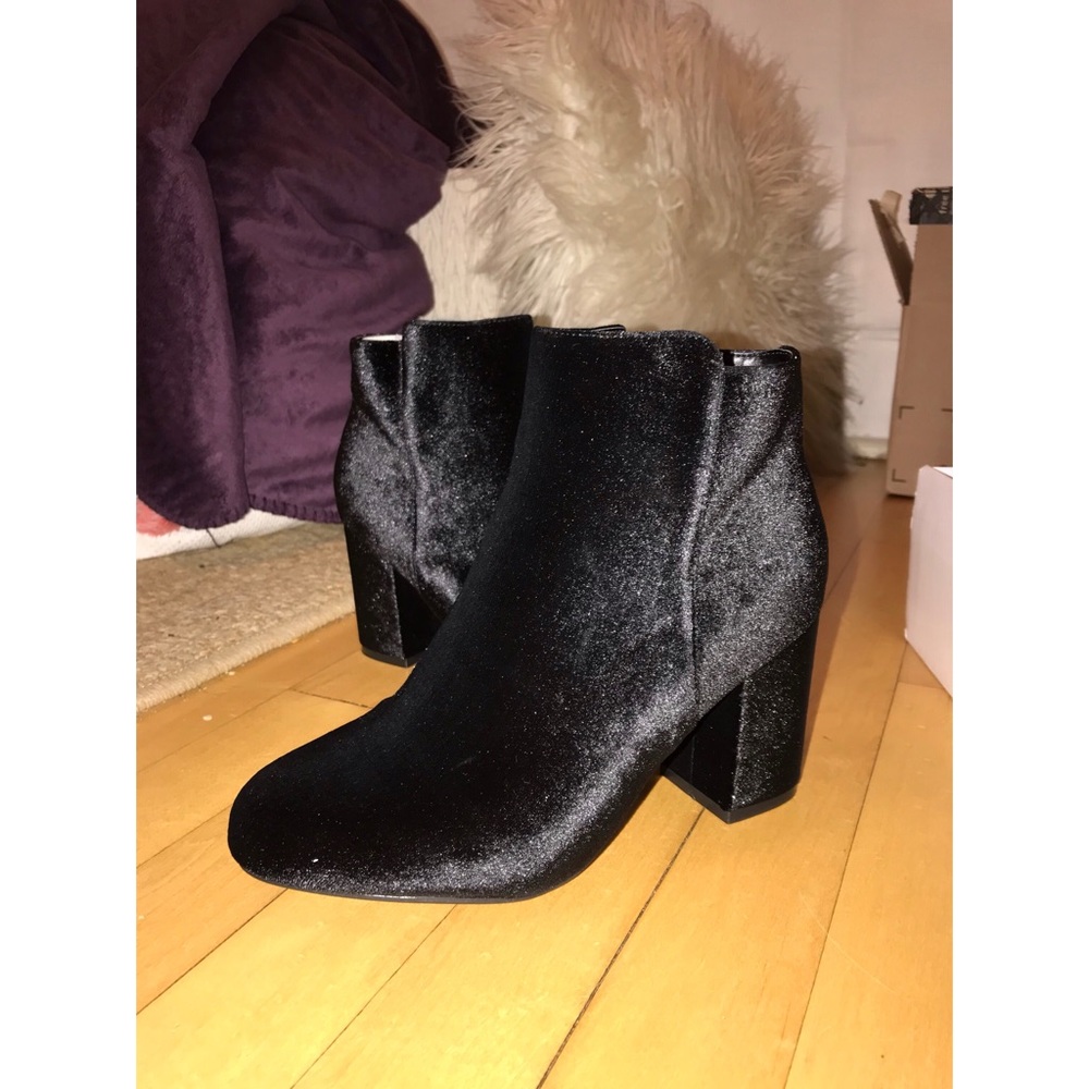 Forever 21 Black Velvet Ankle Boots 7.5 NWT